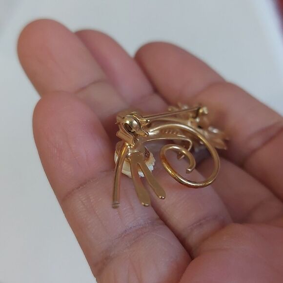 Vintage Carved Celluloid White Flower Bouquet Gold Tone Brooch Pin - Picture 5 of 7